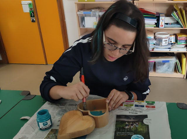 Alumna pintando caja de madera