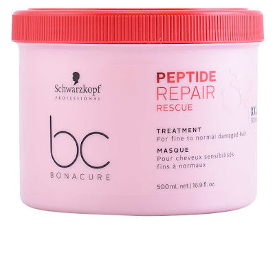 A Pretah Black usa a máscara Bonacure Peptide repair rescue