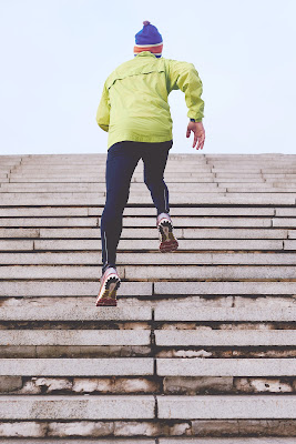 Hombre que sube escaleras corriendo