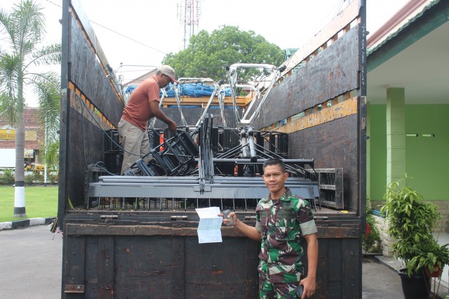 BANTUAN TRACTOR DARI DITJEN PRASARANA PERTANIAN KEMENPEN UNTUK KODIM0726/SKH