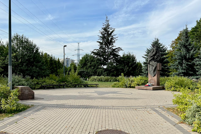 Химки, Юбилейный проспект, сквер имени Марии Рубцовой, скульптура «Сестра милосердия» (открыт в 2005 году)