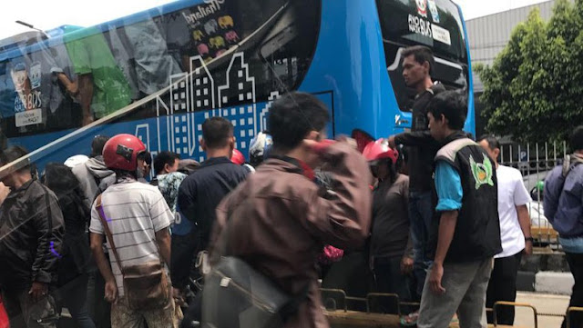 FIKRI SEORANG SISWI SMP YANG TEWAS KARENA DITABRAK BUS TRANSJAKARTA