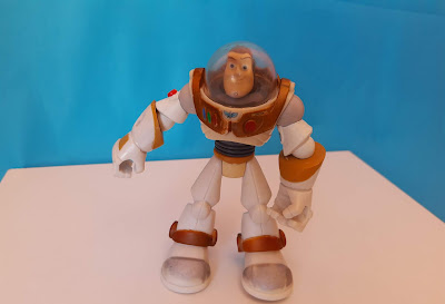 Boneco de vinil articulado em 3 pontos do astronauta Buzz Lightyear  do desenho Toy Story - Disney Pixar, Mattel 15 cm de Altura R$ 22,00