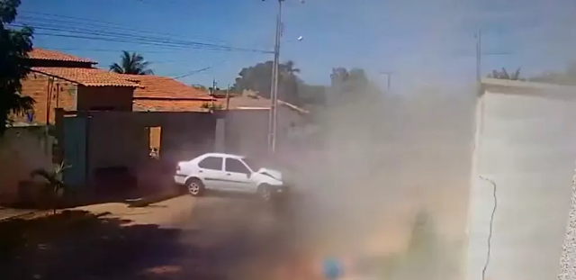 Motorista é arremessado de carro após perder controle da direção do veículo e bater no muro de uma casa em Livramento de Nossa Senhora