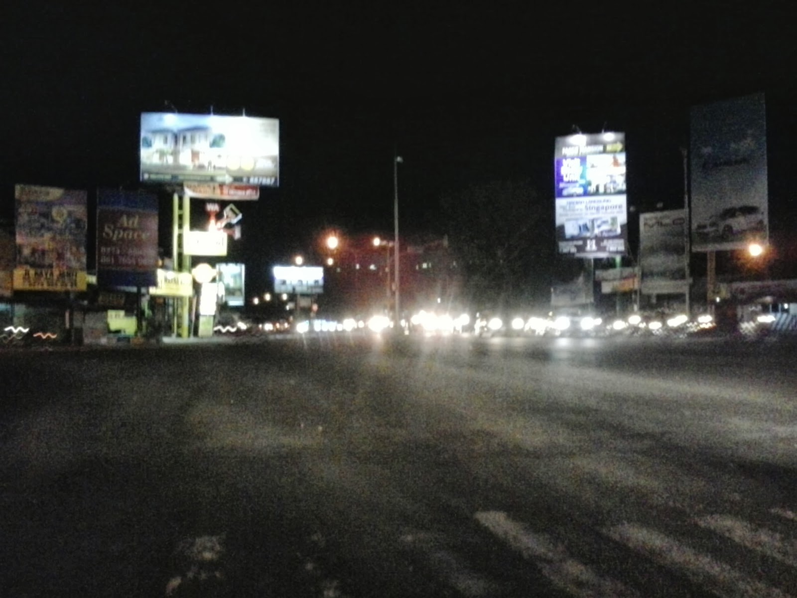 Info Mobil  dan Motor Indonedia Malam  hari  di jalan 
