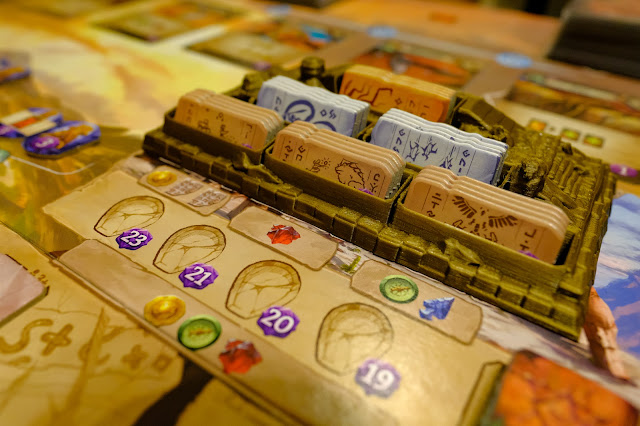 Lost ruins of Arnak board game 阿納克遺跡 桌遊 放大鏡爬到頂後, 可支付資源獲得神廟板塊