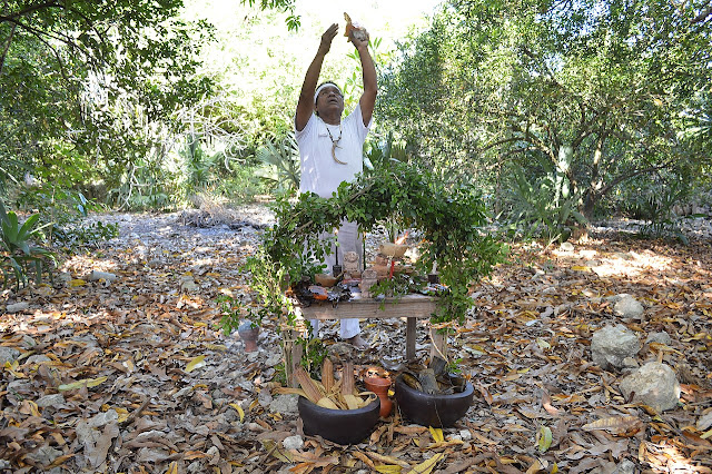 Жрец или шаман майя проводит ритуал с алуксом, чтобы благословить урожай