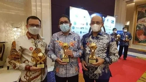 Ditengah Badai Pandemi, Perumda Air Minum Kota Padang Terima Penghargaan Top BUMD Awards 2021