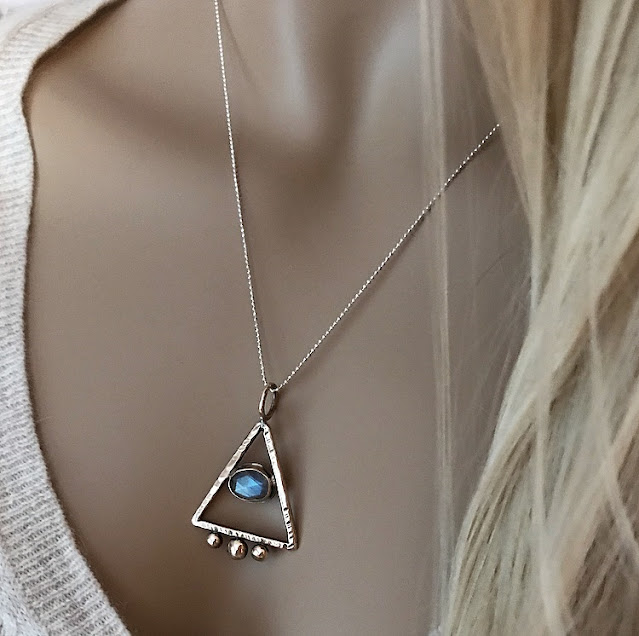 Silverhalsband med pyramid och labradorit sten