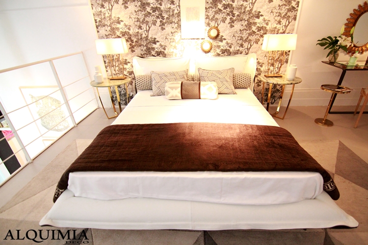 dormitorio-casa-decor-2016-madrid-papel-pintado-pared-flores-dorado-blanco-altillo-cama