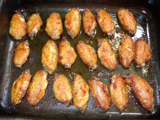 PORCIONES: 2  INGREDIENTES 20 alitas de pollo 2 cucharaditas de curry en polvo ½ cucharadita de ajo en polvo ½ cucharadita de cebolla en polvo ½ cucharadita de sal 2 cucharaditas de aceite de vegetal  PROCEDIMIENTO En un pocillo mezclar, el curry, ajo en polvo, cebolla en polvo y sal. Secar bien las alitas de pollo con papel toalla. Adobarlas con los aliños, aceite y dejar adobando en el refrigerador por 4 horas. Untar con un poquito de aceite una bandeja de hornear. Poner las alitas de pollo en la bandeja y hornear por unos 50 minutos a una temperatura de 190˚C/375˚C. Si desea las puede hacer a la parrilla.