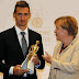 Das mãos de Angela Merkel, Klose recebe premiação do governo alemão