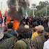 Demo Tolak BBM, Mahasiswa Bakar Ban Bekas dan Lantangkan Revolusi di Patung Kuda