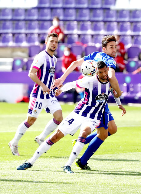 Joaquín y Jaime Mata en disputa de la pelota ante la mirada de Óscar Plano. REAL VALLADOLID C. F. 2 GETAFE C. F. 1. 06/03/2021. Campeonato de Liga de 1ª División, jornada 26. Valladolid, estadio José Zorrilla. GOLES: 1-0: 13’. Óscar Plano. 2-0: 23’, Shon Weissman. 2-1: 37’, Jaime Mata.