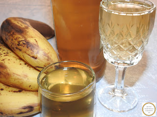 Lichior de fructe reteta traditionala de casa cu banane vodka sirop de zahar vanilie si colorant alimentar natural galben retete culinare bauturi alcoolice dulci aperitive banana alcool,