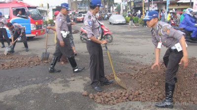 SEJUMLAH polisi lalu lintas Polres Sumedang