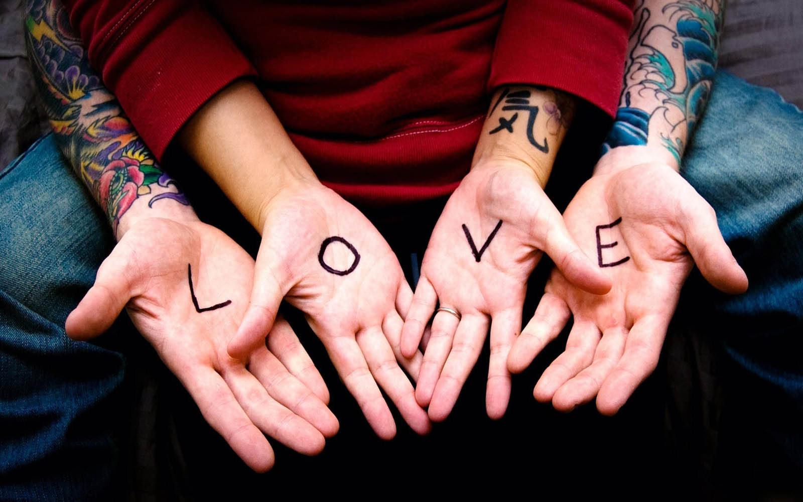  Gambar  Tangan  dengan Simbol Love  Cinta