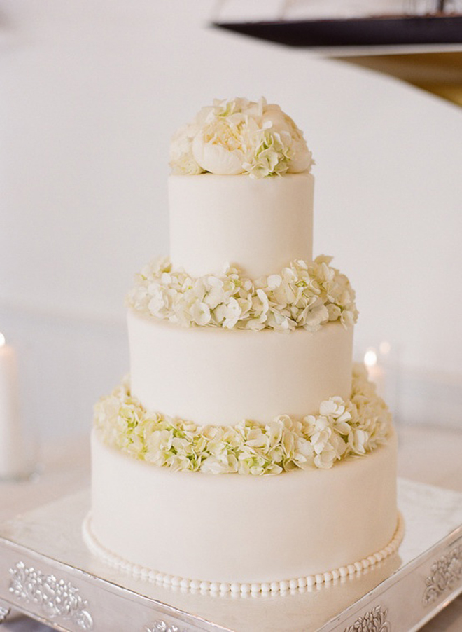 white-wedding-cake-5.jpg