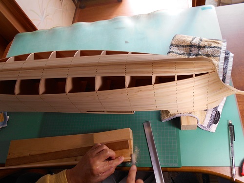 36、帆船模型日本丸を作る・船体外板張り・船底から張る作業（10）何度も確かめては削りながら調整していきます。