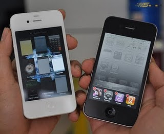 Black & White iPhone 4 In Comparison With [Screenshots]