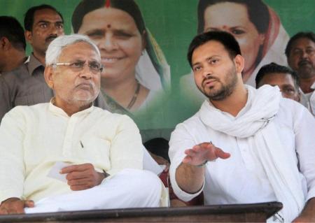 Bihar Politics: Nitish Kumar meets Rabri Devi after resigning, Tejashwi Yadav also present