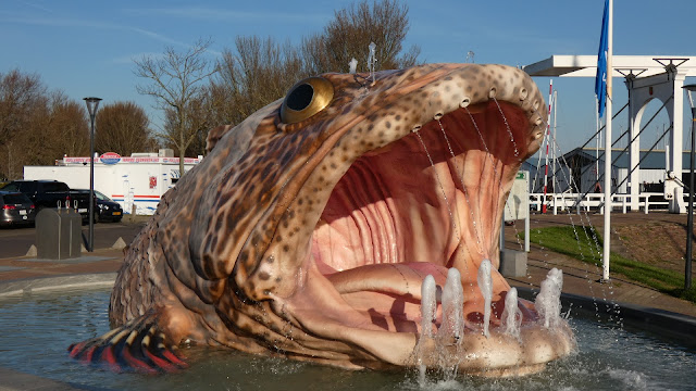 Elfstädtetour 11 Fountains in Friesland Stavoren – Der Fischbrunnen von Mark Dion