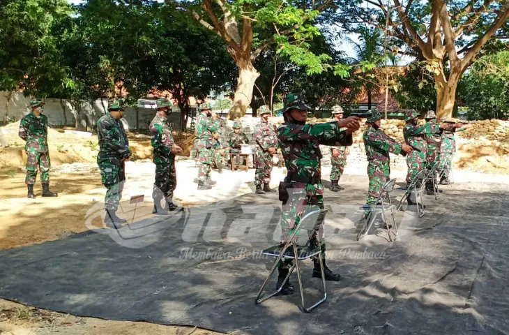 Tingkatkan Kemampuan, Personel Kodim 0826 Pamekasan Berlatih Menembak Pistol