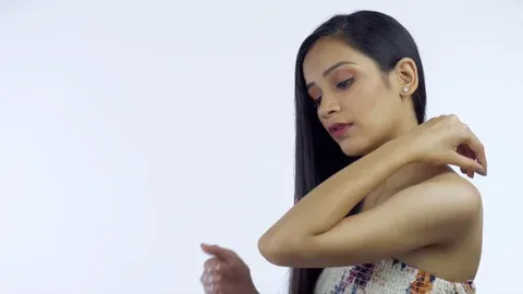 A-girl-applying-moisturizer