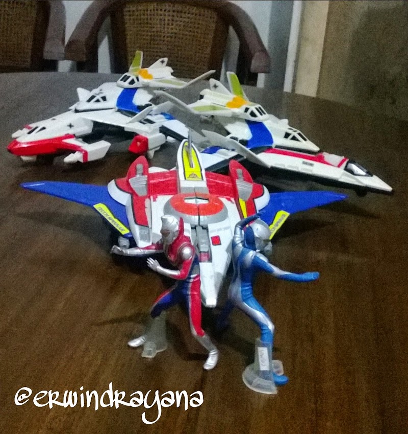 21+ Tergokil Mainan Pesawat Ultraman Dyna
