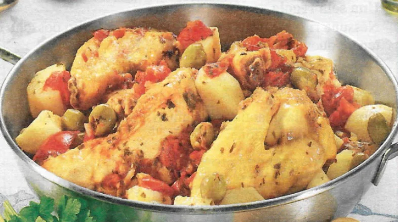 Pollo con patate, pomodori olive