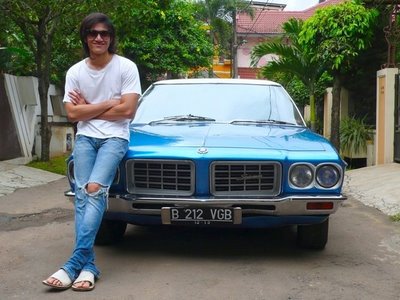 Foto Vino G. Bastian With Mobil Biru Klasik