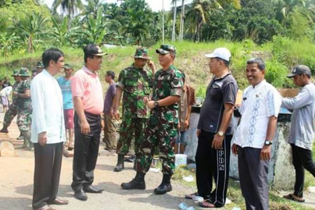 Anggota Kodim 0308 Pariaman Bersama Rakyat Gelar Karya Bakti, Untuk  Perbaiki Jembatan di Toboh Ketek