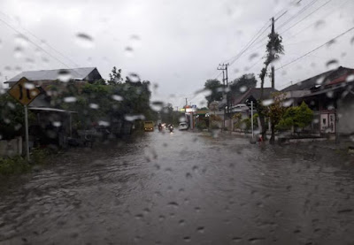 Akibat Hujan Deras Jalan di Desa Keling Dilanda Banjir