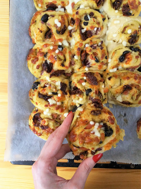 Bułeczki drożdżowe po włosku (z serem i pesto) / Italian Style Pesto and Cheese Rolls