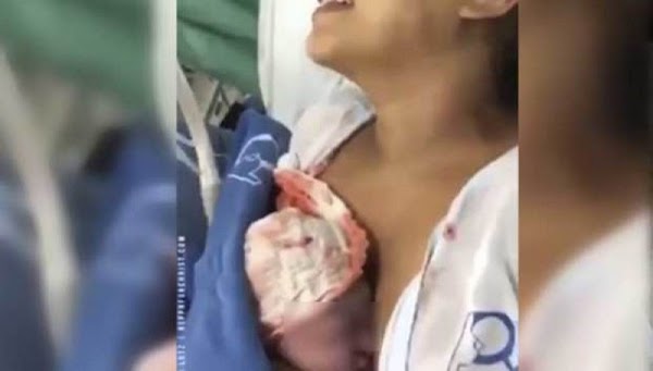 Mujer carga a bebe recién nacido declarado muerto por los doctores y comienza a rezar; revive