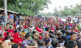 বকেয়া বেতন-ভাতার দাবিতে পোশাক শ্রমিকদের অবস্থান ধর্মঘট চলছে