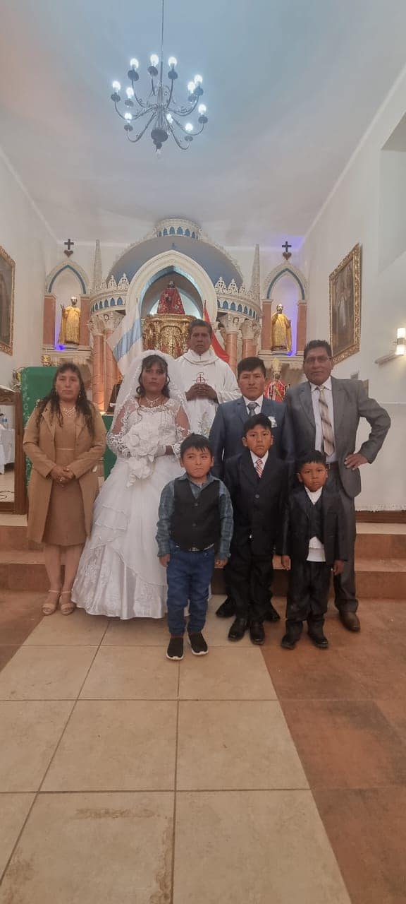 Gruppenbild des neugebackenen Ehepaares in der Pfarrei San Pedro de Macha Bolivien. Wir wünschen ihnen viel Glück für die Zukunft.