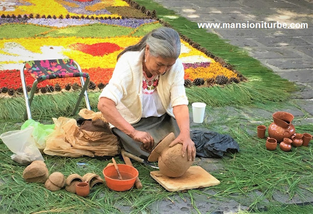 Artesana de Patamban elaborando utensilios de Cocina Tradicional