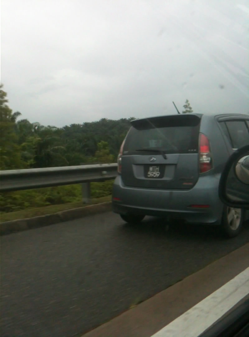 Stupid Malaysian Drivers: Overtaking On Emergency Lane 