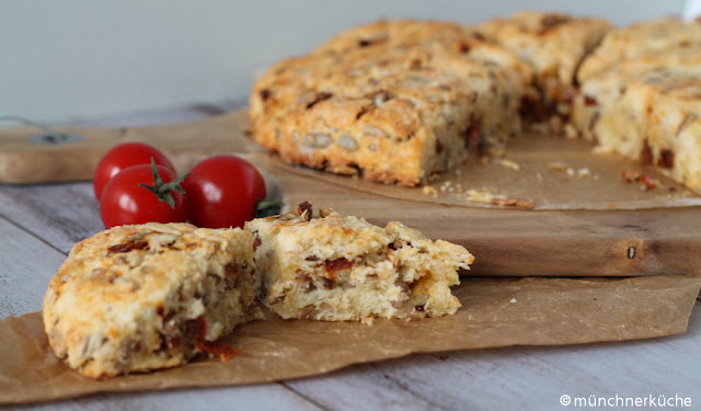 Parmesan und getrocknete Tomaten zusammen in einem Scone. Oberlecker sag ich euch.