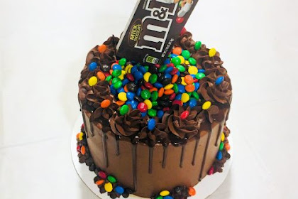 Candy-filled M&Ms Cake