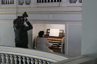 Viola Koppe spielt Bach auf der Großen Orgel in der Niederdorlaer Kirche. Foto: Michael Zeng