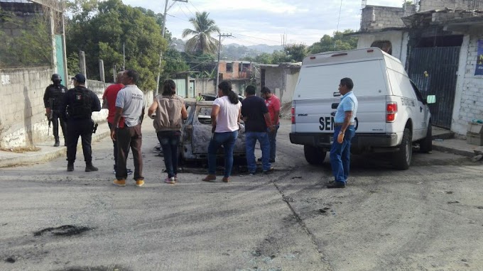 Arrojan a la calle y queman en una camioneta los restos de tres hombres descuartizados, en Acapulco