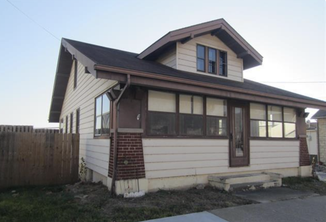 front color photo of exterior of Grafton Illinois coffee antiques shop Lightkeepers Coffee 101 E Main St Sears Vallonia