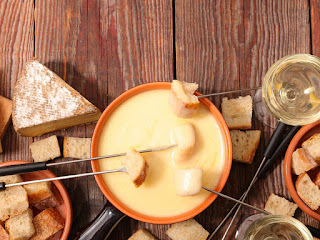   accompagnement fondue savoyarde, que manger avec une fondue bourguignonne, dessert après fondue savoyarde, fondue accompaniments