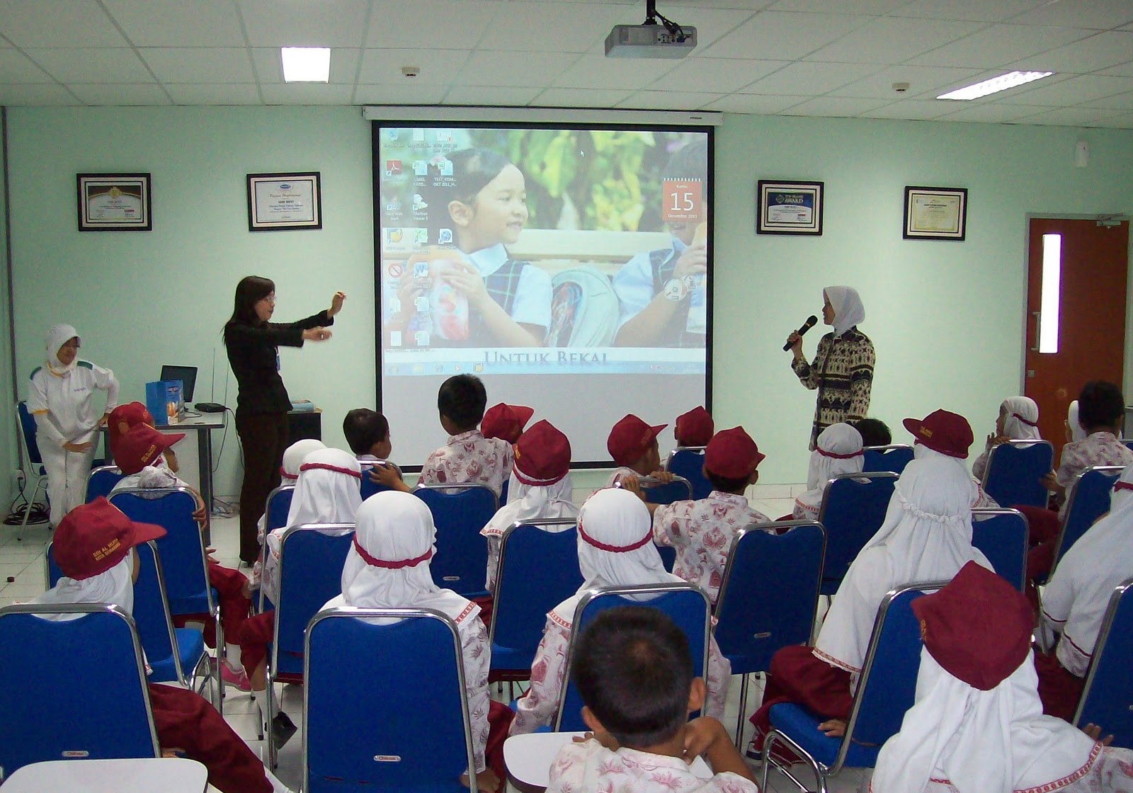 Siswa Al-Huda Kunjungi Pabrik Roti - HARIAN SEMARANG 