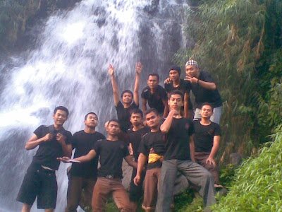 foto bersama di bawah air terjun