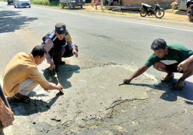 Cegah Jatuh Korban, Anggota Polsek Peureulak Timur Polres Aceh Timur dan Warga Tambal Jalan Berlubang