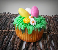 Ostern Cupcakes: Vanille Cupcakes mit Vanille Buttercreme und schokolade Eier dekoriert