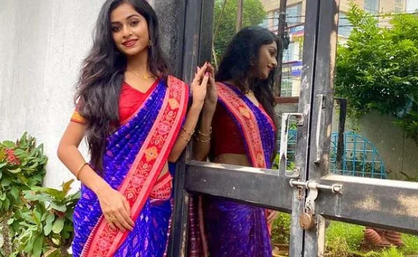 Actress Sheetal Patra mesmerized with traditional Blue Red Sambalpuri saree